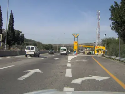 פז הסירה עמוד פרסומת שסיכן נתיב נסיעה