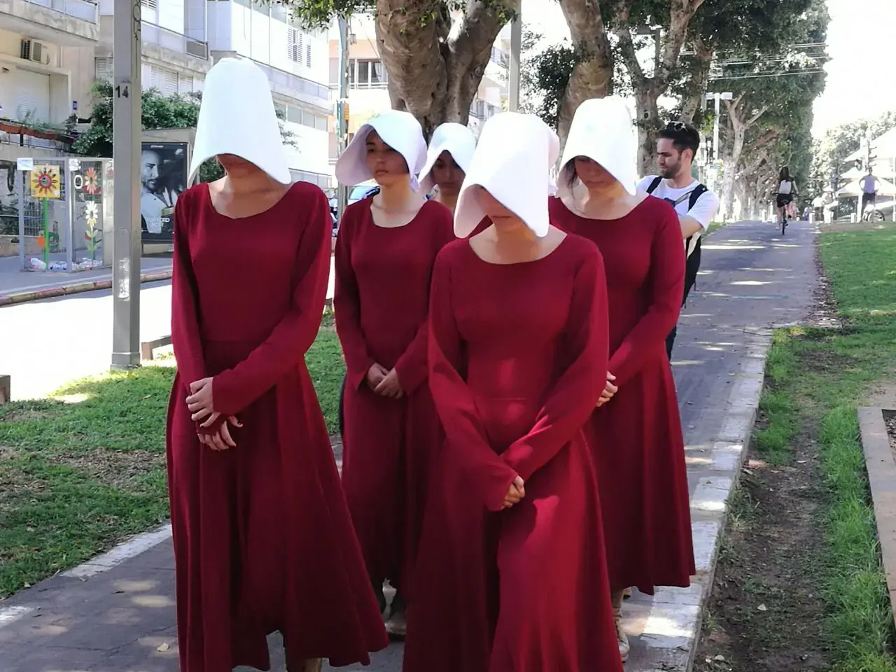 "סיפורה של שפחה" השתלט על תל אביב: צפו בתמונות