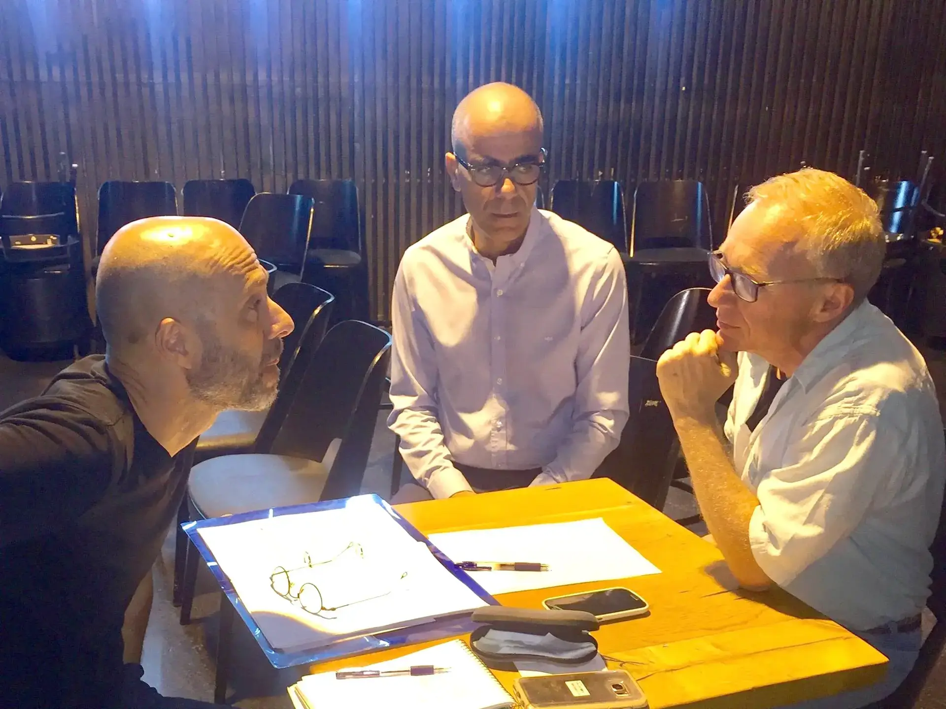 התרגשות בחזרות ל"סוס אחד נכנס לבר": גרוסמן קפץ לצפות