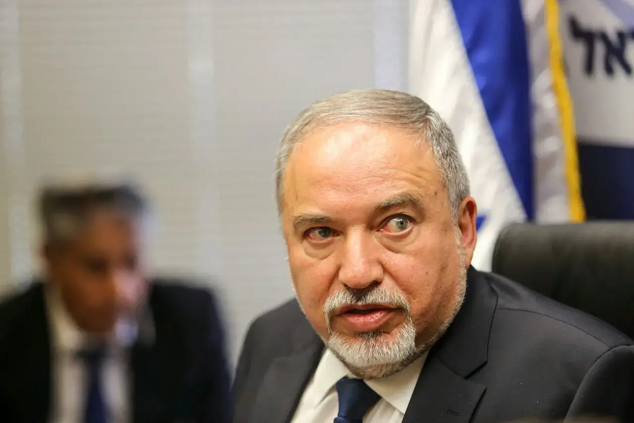 ליברמן נגד דרוקר: "ערפד גזען ושרלטן שקושר אותי לפרשת הצוללות"