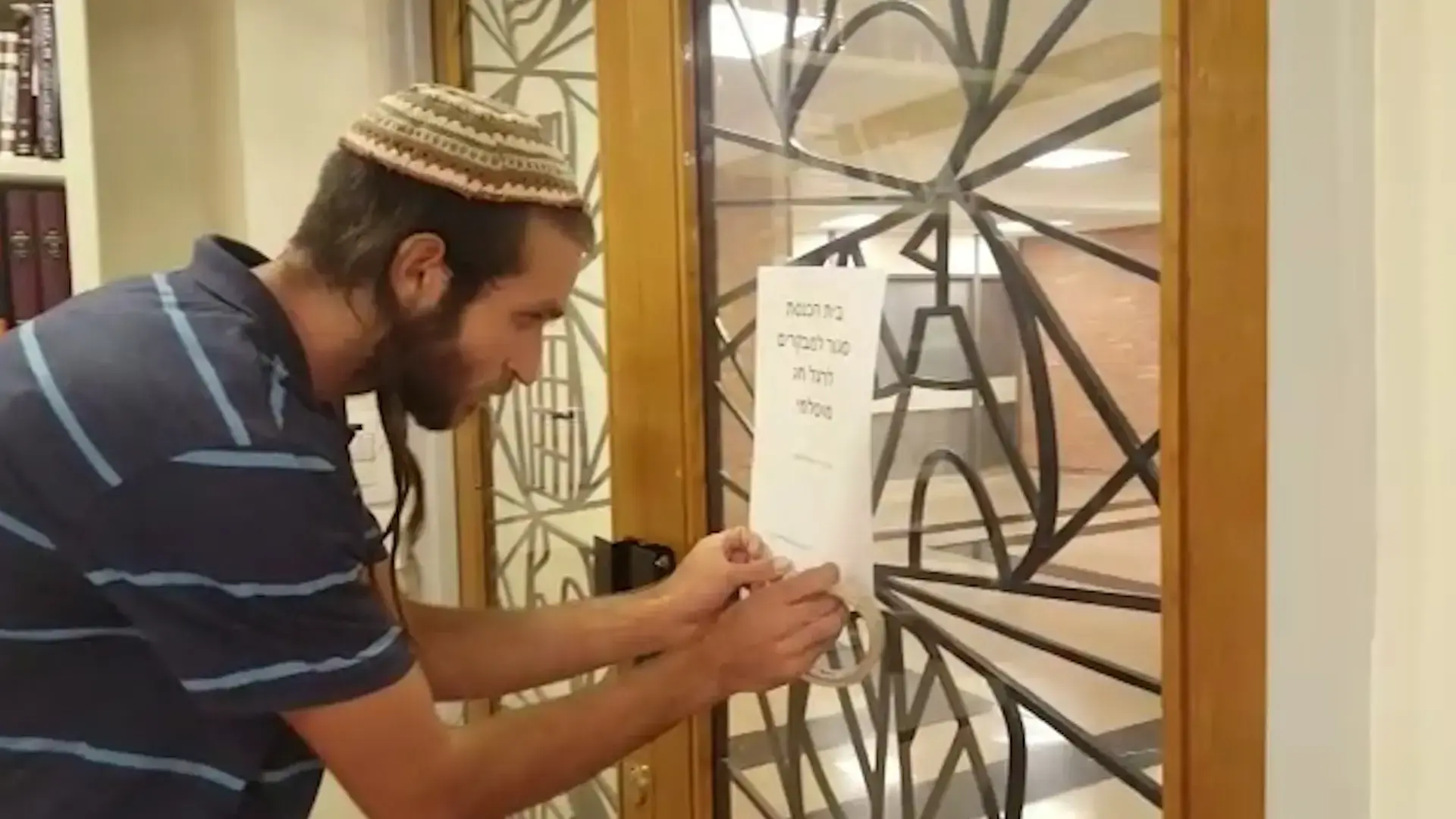 במחאה על סגירת הר הבית: פעילים תלו שלטים בכנסת - והורחקו