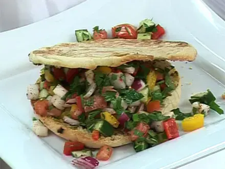 סלט פטוש על מצע פיתה מתובלת בזעתר ושמן זית