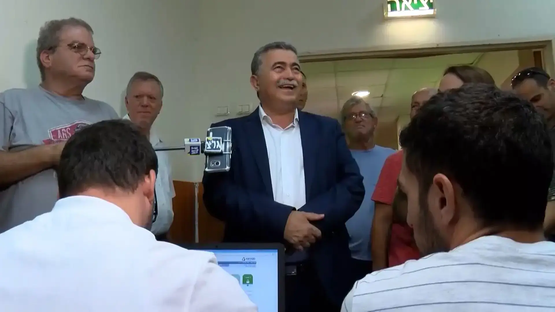 עשרות הטרדות ביום לסלולרי: מגפת ההודעות של מפלגת העבודה