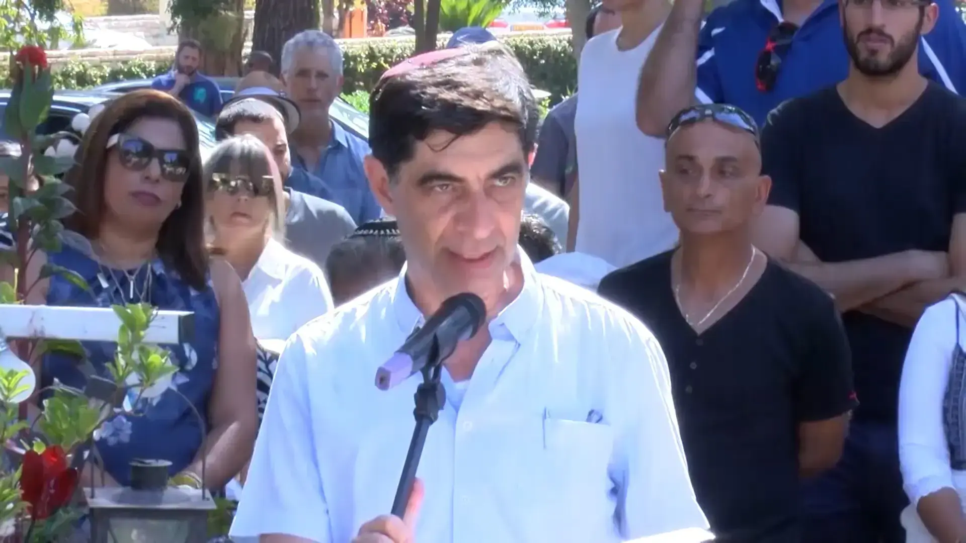 עוברים לזירה האמריקנית: הפגנה מול שגרירות קטאר להשבת גולדין ושאול