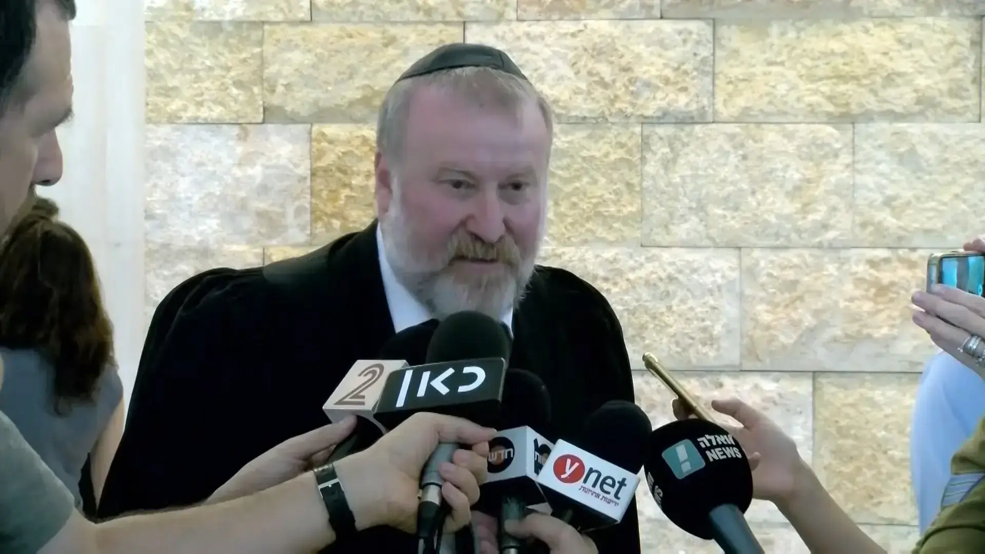 רודפי השחיתות מול נאמני נתניהו: כיכר אחת - שני יקומים מקבילים