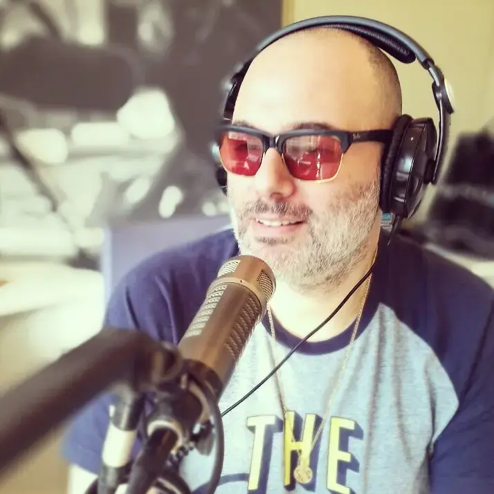 "בחוץ השתוללו פיגועים, ובמועדון ערבים ויהודים רקדו והתחבקו"