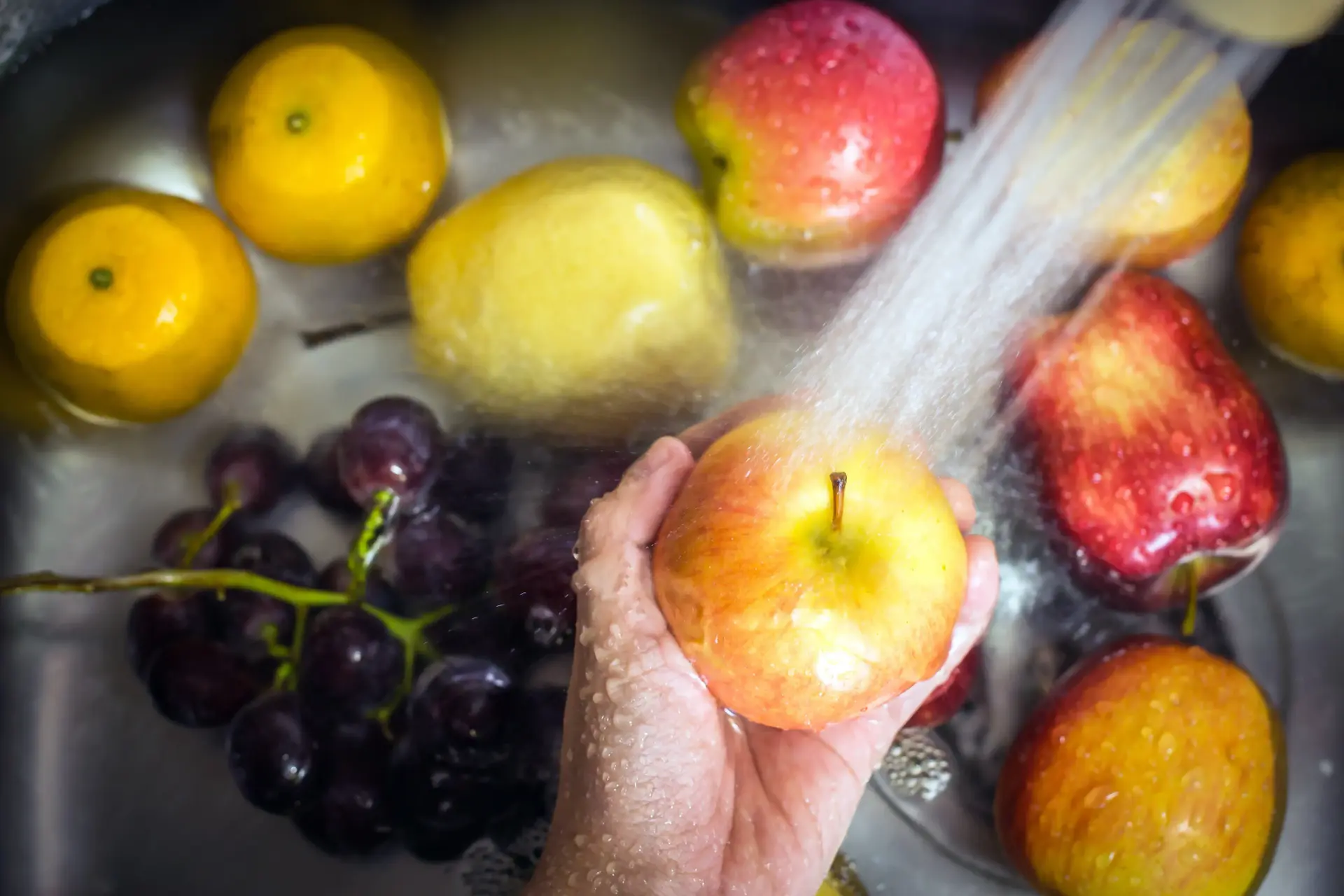 חוקרים מזהירים: כנראה שעד היום שטפתם תפוחים לא נכון