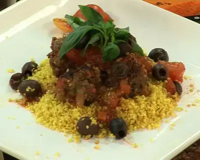 קציצות בקר עם זיתים שחורים עגבניות וקוסקוס