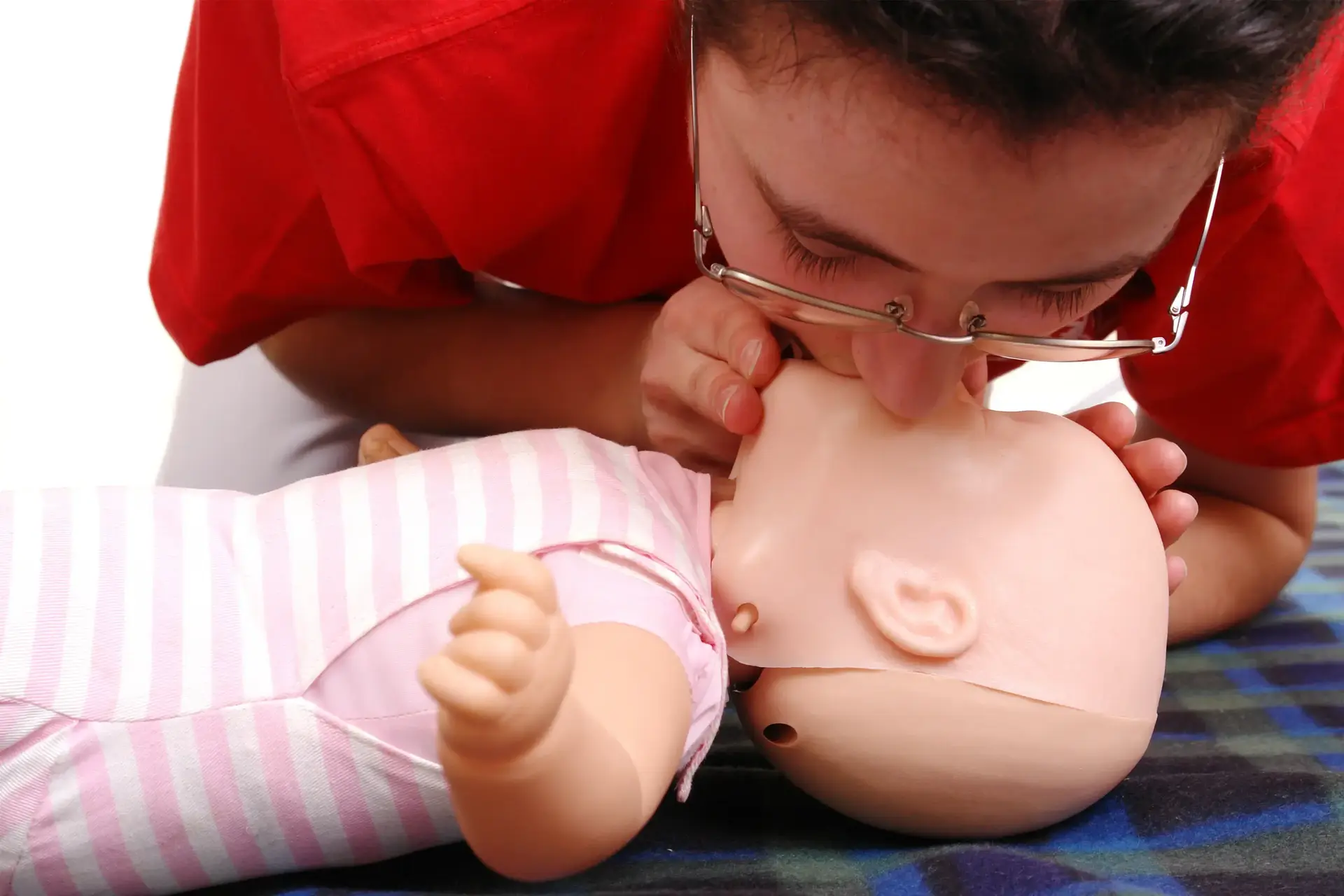 מדריך: איך עושים החייאה לתינוק?