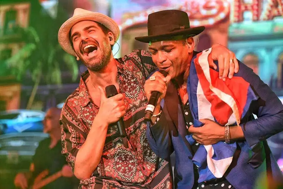צפו: רותם כהן ודסאמר בוואנו שרים בהופעה את הלהיט "כל כך יפה"