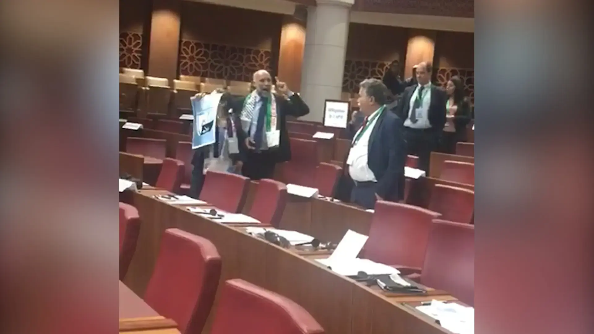 "פושע מלחמה": ח"כ פרץ הותקף בביקור בפרלמנט במרוקו. צפו