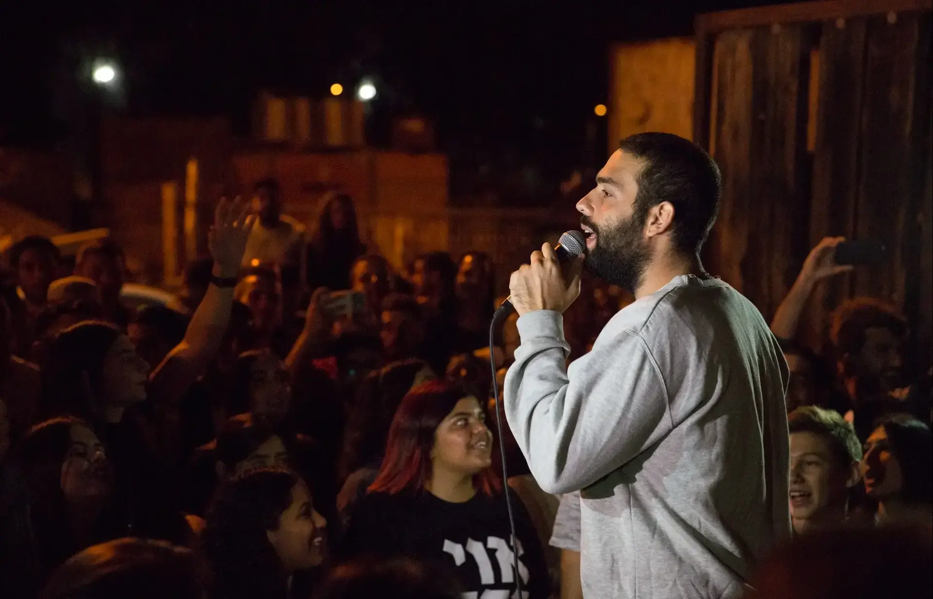 החשמל במועדון נותק  נצ'י נצ' העביר את הופעתו לרחוב