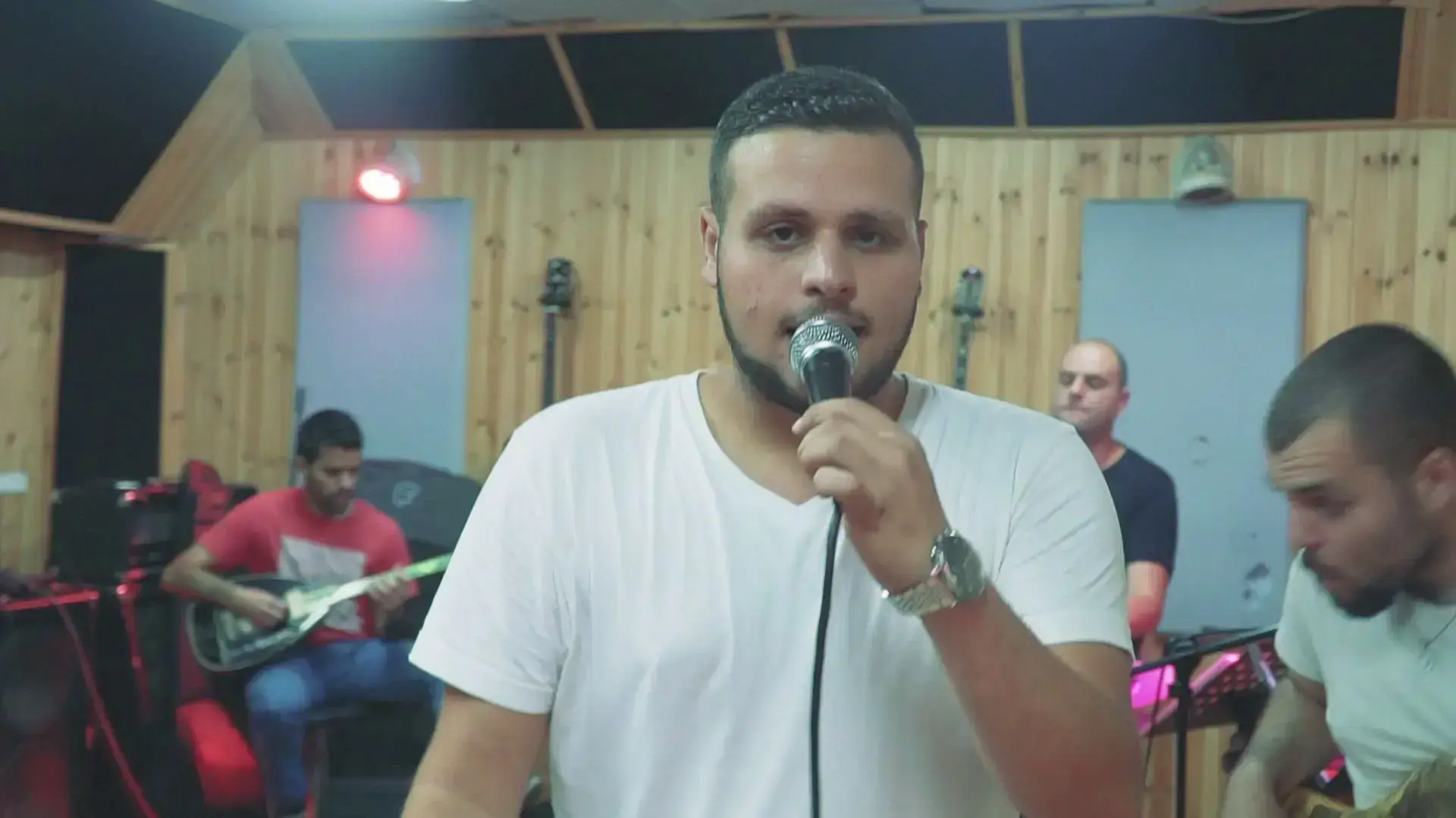 צפו: יוסי שטרית מבצע את "הופכת" בחדר החזרות