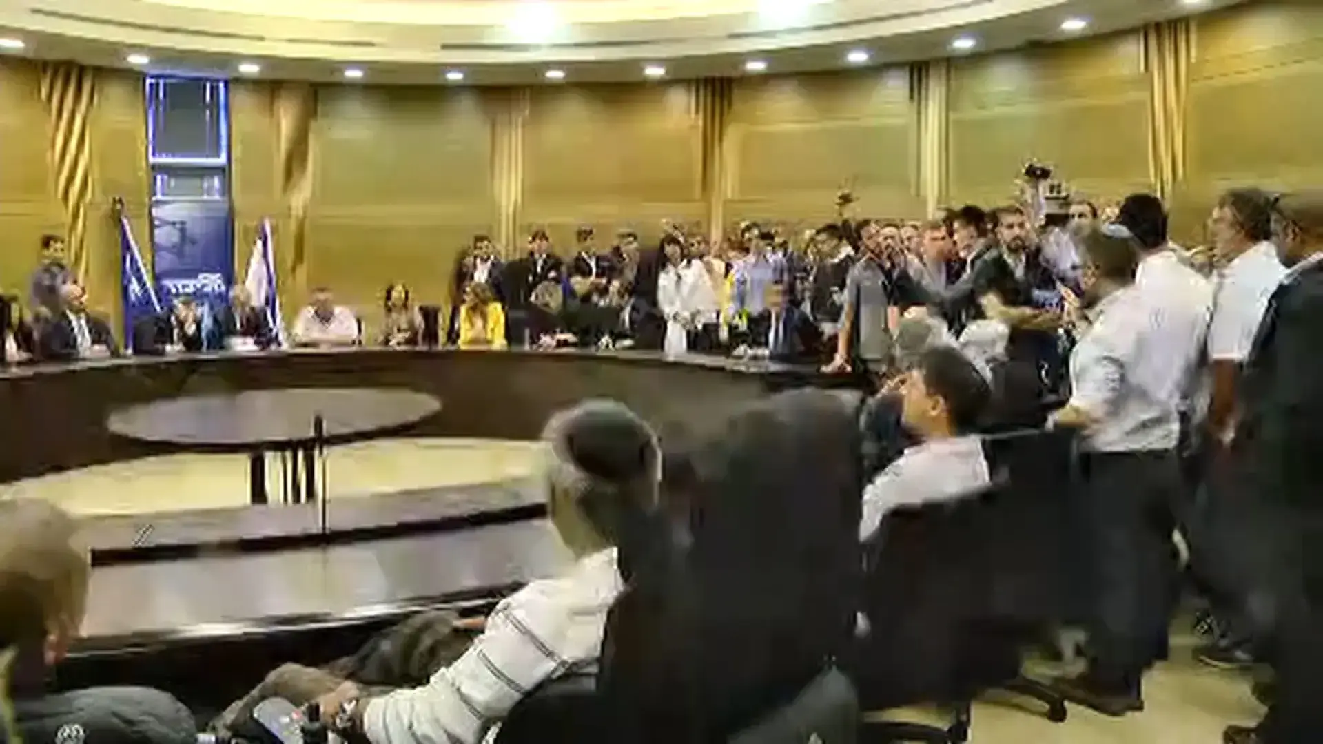 אימהות שכולות צעקו על נתניהו בכנסת: "למה מחכים? לאסון הבא?"