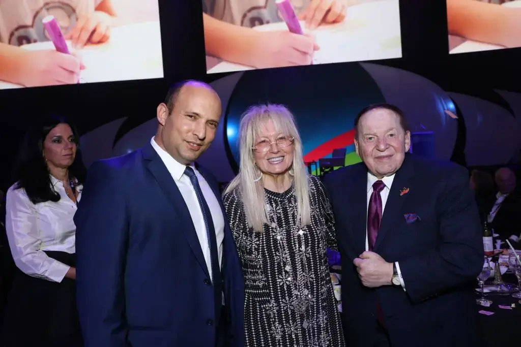 בנט שוב נצפה עם אדלסון: "מהתורמים הגדולים בהיסטוריית העם היהודי"