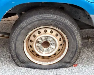 חשד: סייעו להחליף גלגל ופרצו לדירות