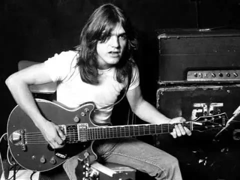 מלקולם יאנג, מייסד להקת AC/DC, הלך לעולמו בגיל 64