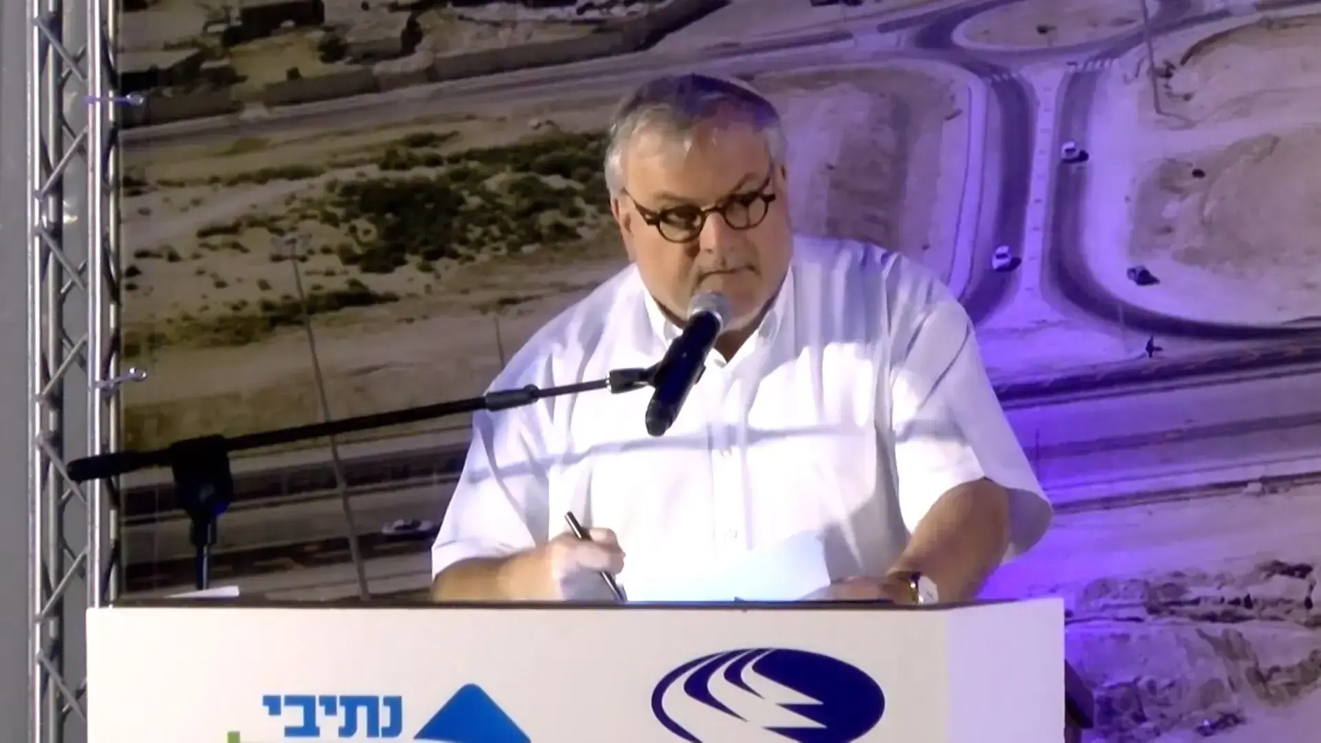 מנחם הורוביץ הלך לקנות בגדים. למה לעזאזל זה בטלוויזיה?