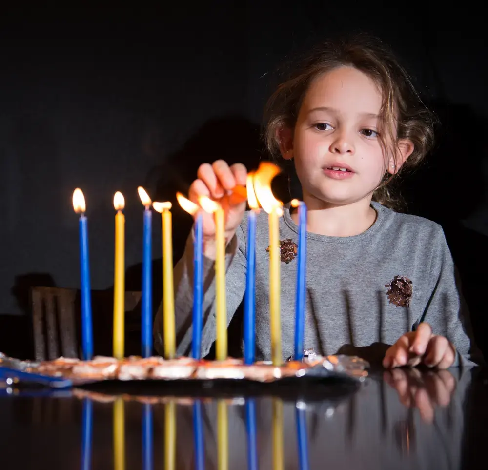 אל תשחקו באש: 10 כללים לחנוכה בטוח עם ילדים