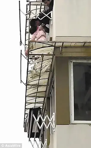 צפו ברגעי הגבורה: שכן אמיץ הציל ילדה בת שלוש שנפלה מחלון ביתה