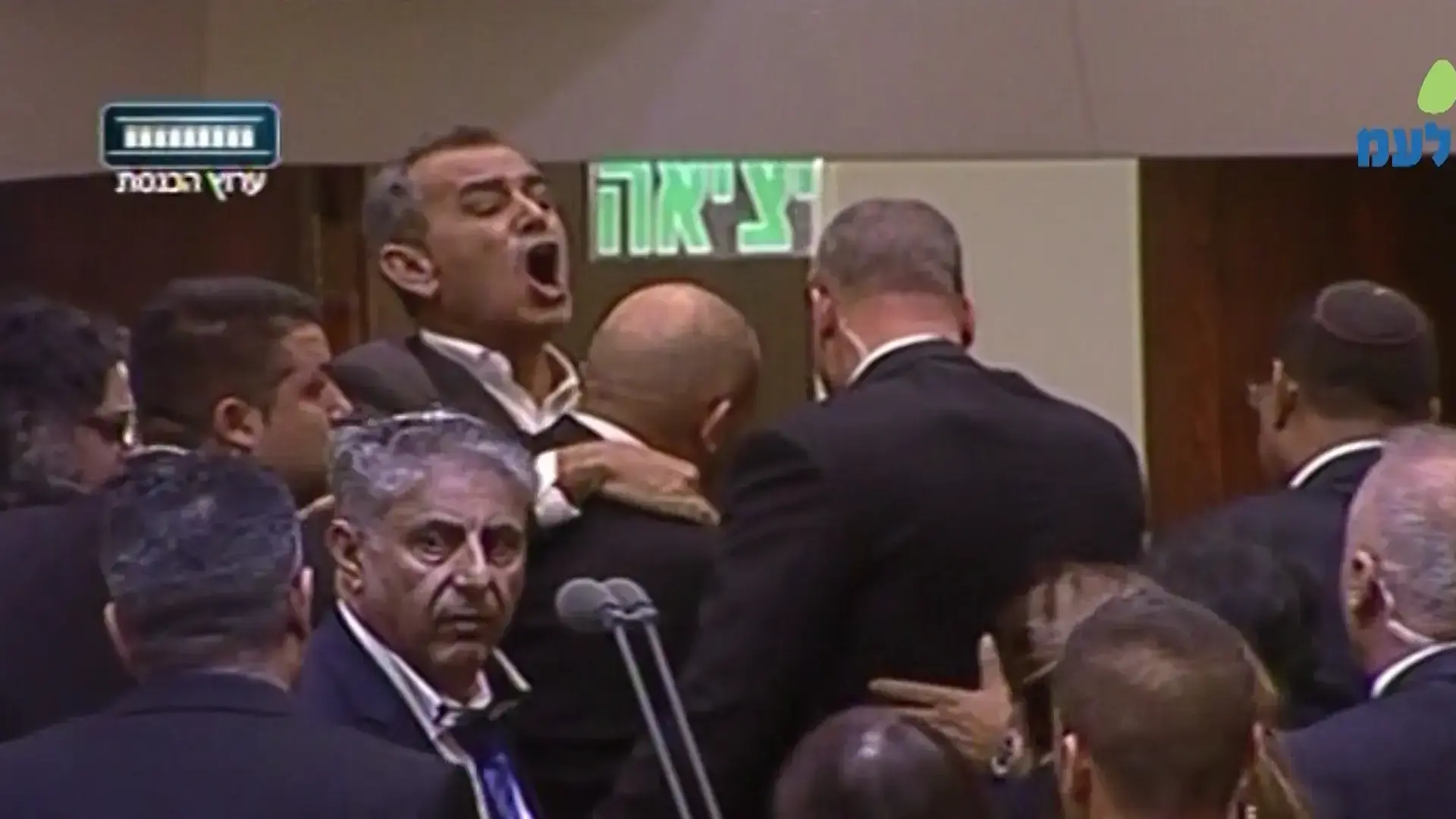 מהומה בנאום פנס בכנסת: חברי הרשימה המשותפת הניפו שלטים - והוצאו