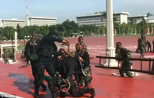 צפו: חיילים שתו דם מתוך נחשים לכבוד השר האמריקאי