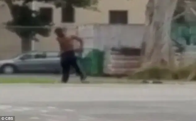 מורה לחינוך מיני התפשט ורדף אחרי תלמידים עירום לחלוטין