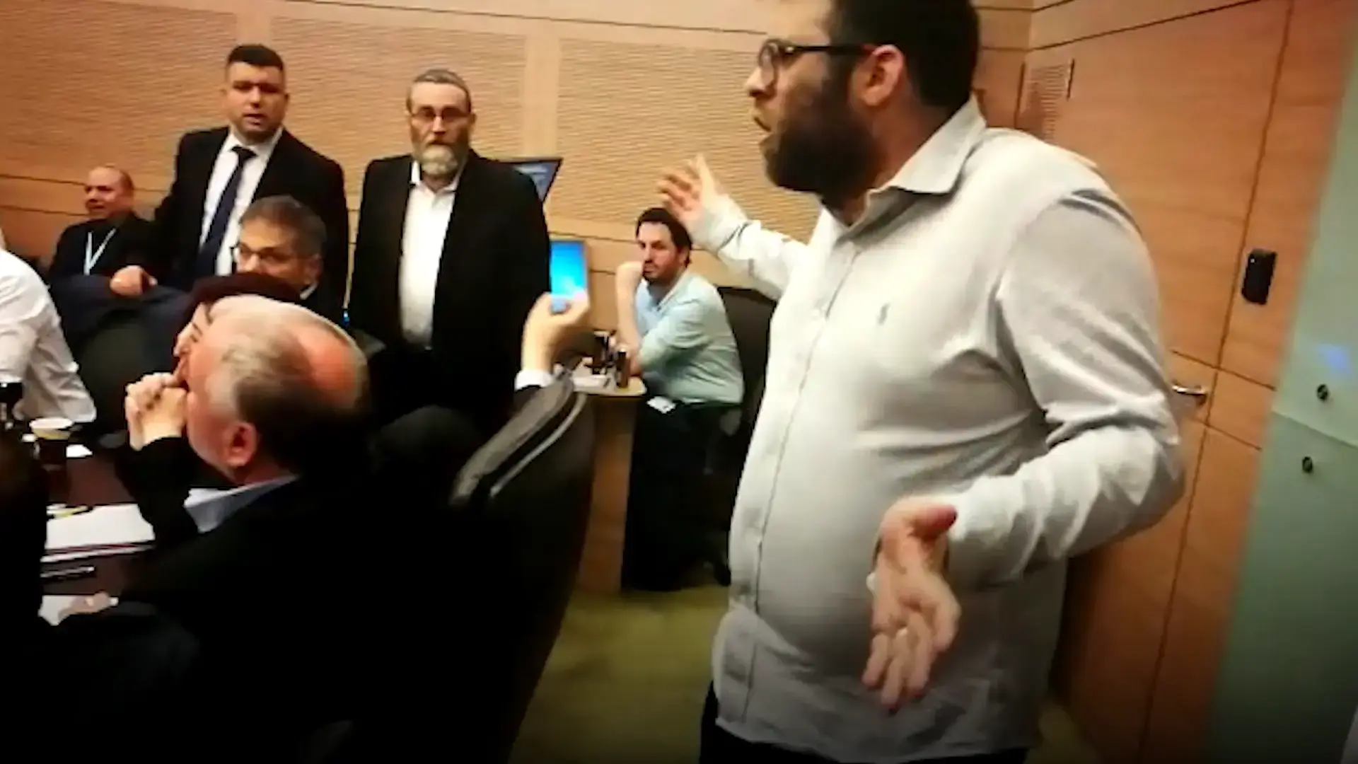 "פה חבית", "פושטקית" ו"תת-אדם": התלונות שהוגשו נגד ח"כ חזן