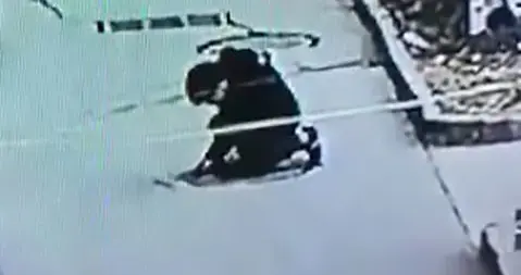 קשה לצפייה: ילד משליך זיקוק לביוב - ועף 30 מטר באוויר כתוצאה מפיצוץ