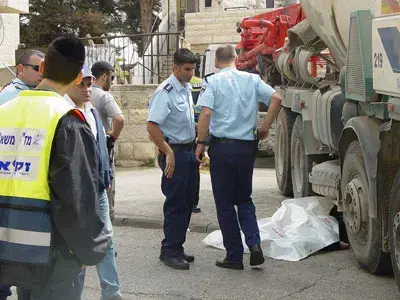 הולך רגל נהרג מפגיעת מערבל בטון בירושלים