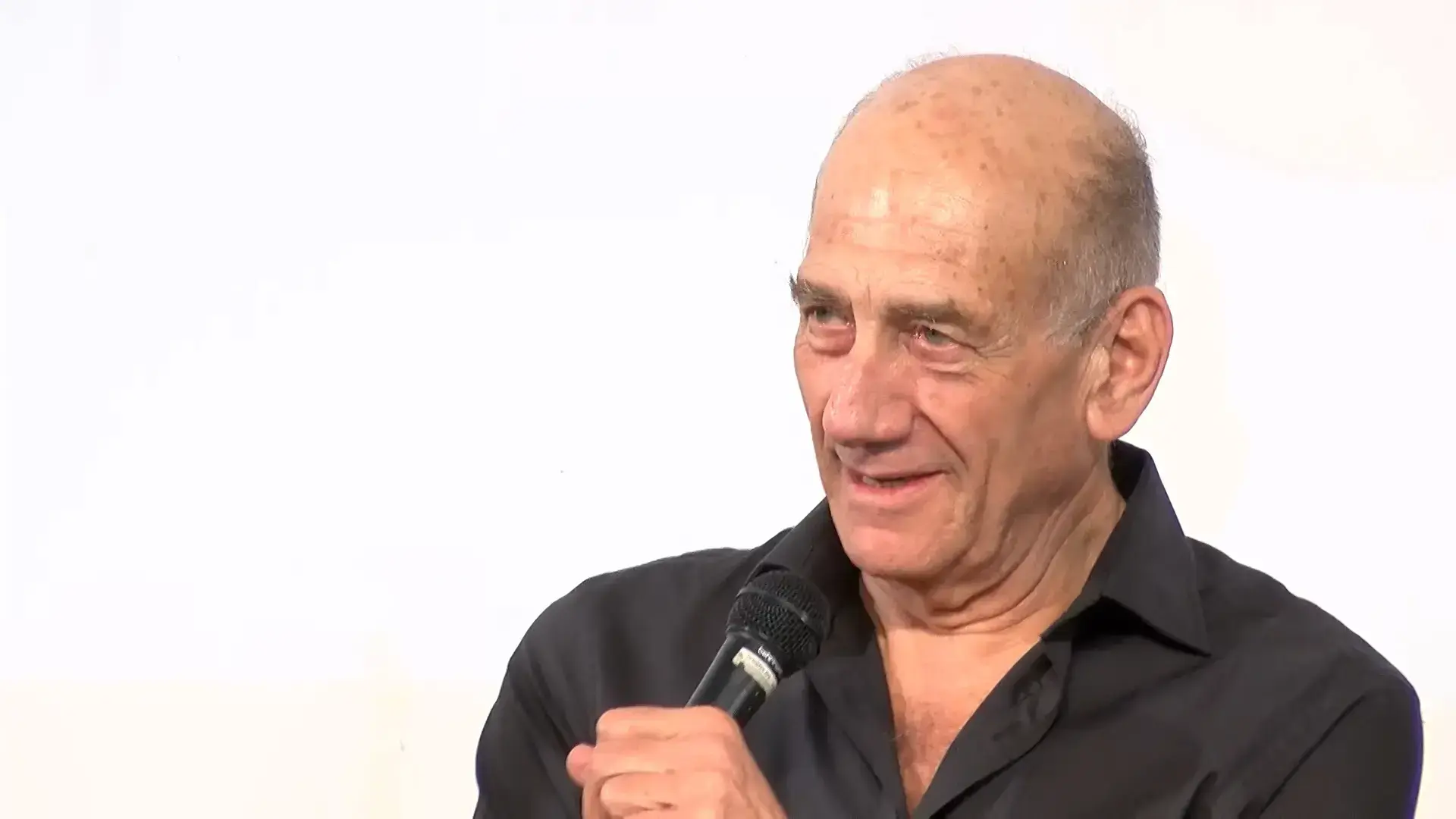 אולמרט בהופעה פומבית ראשונה: "מאחל לנתניהו שיסיים תפקידו מהר"