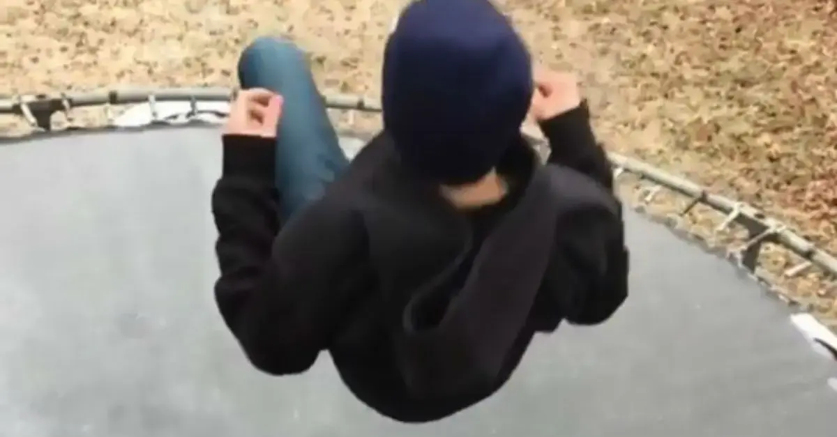 זה מה שקורה כשקופצים על טרמפולינה קפואה ומלאת קרח