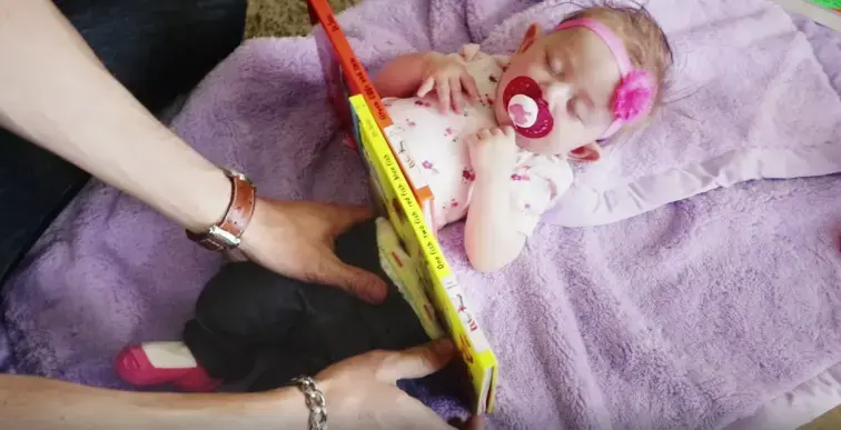 איך הוא עשה את זה? צפו בקוסם שניסר את בתו התינוקת לשני חלקים