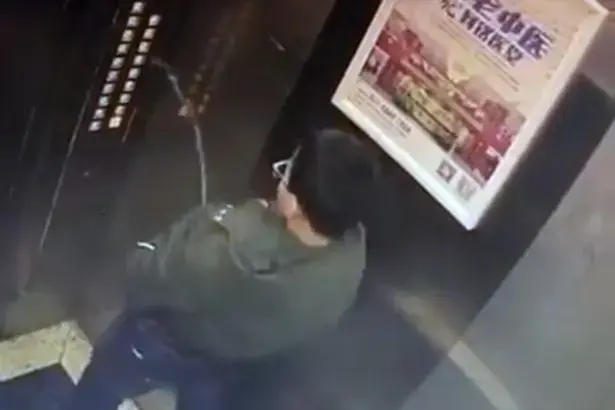 החטא ועונשו: השתין על כפתורי המעלית, גרם לקצר ונלכד בפנים