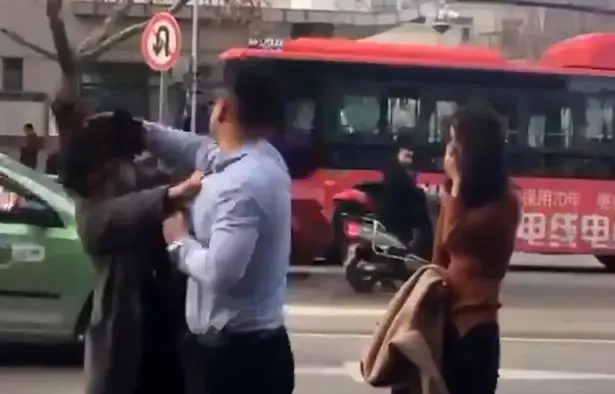 בעל בוגד הותקף ברחוב בידי אשתו והמאהבת לעיני קהל המום