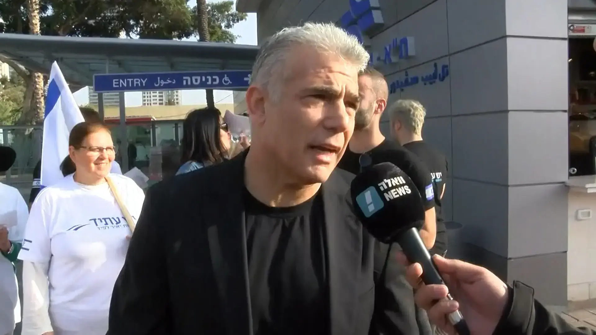 "המפגין החרדי" של יאיר לפיד - התגלה כפעיל "יש עתיד" בתחפושת