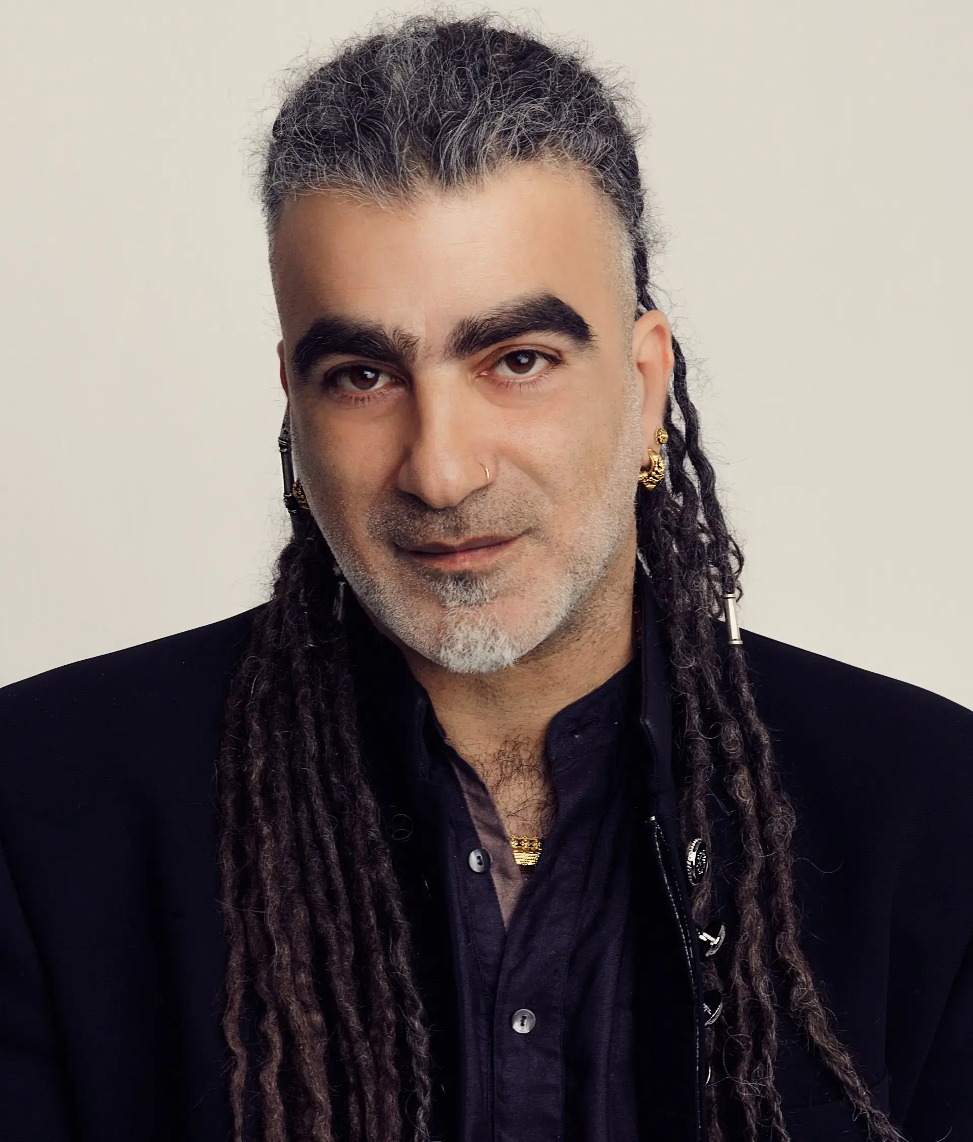 מוש בן ארי חוזר לשורשים עם שיר חדש, "הלאה מכאן". האזינו