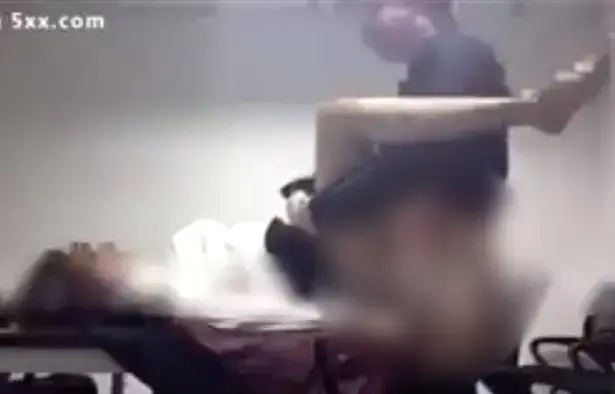 הבוס שידר עצמו בטעות בשיחת ועידה עושה סקס עם אחת העובדות
