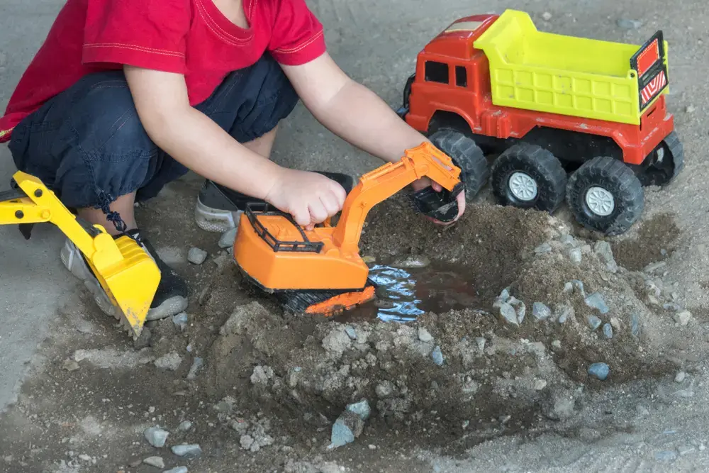 תאונה קשה בין ספידי מקווין וסמי הכבאי: למה הבן שלי לא יכול לשחק בבובות?