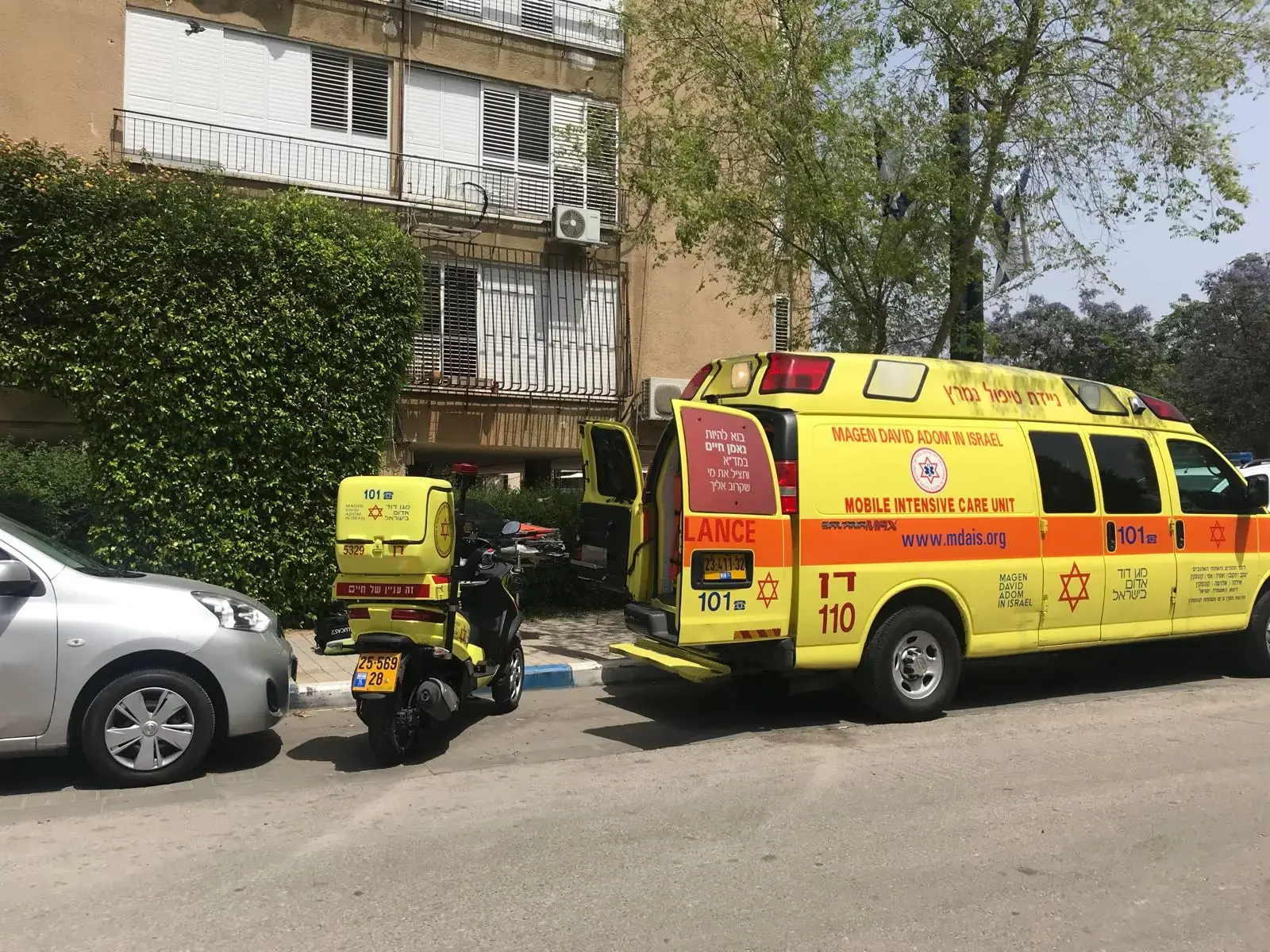 פעולות החייאה בתינוק בן חצי שנה שטבע בגיגית בדרום תל אביב
