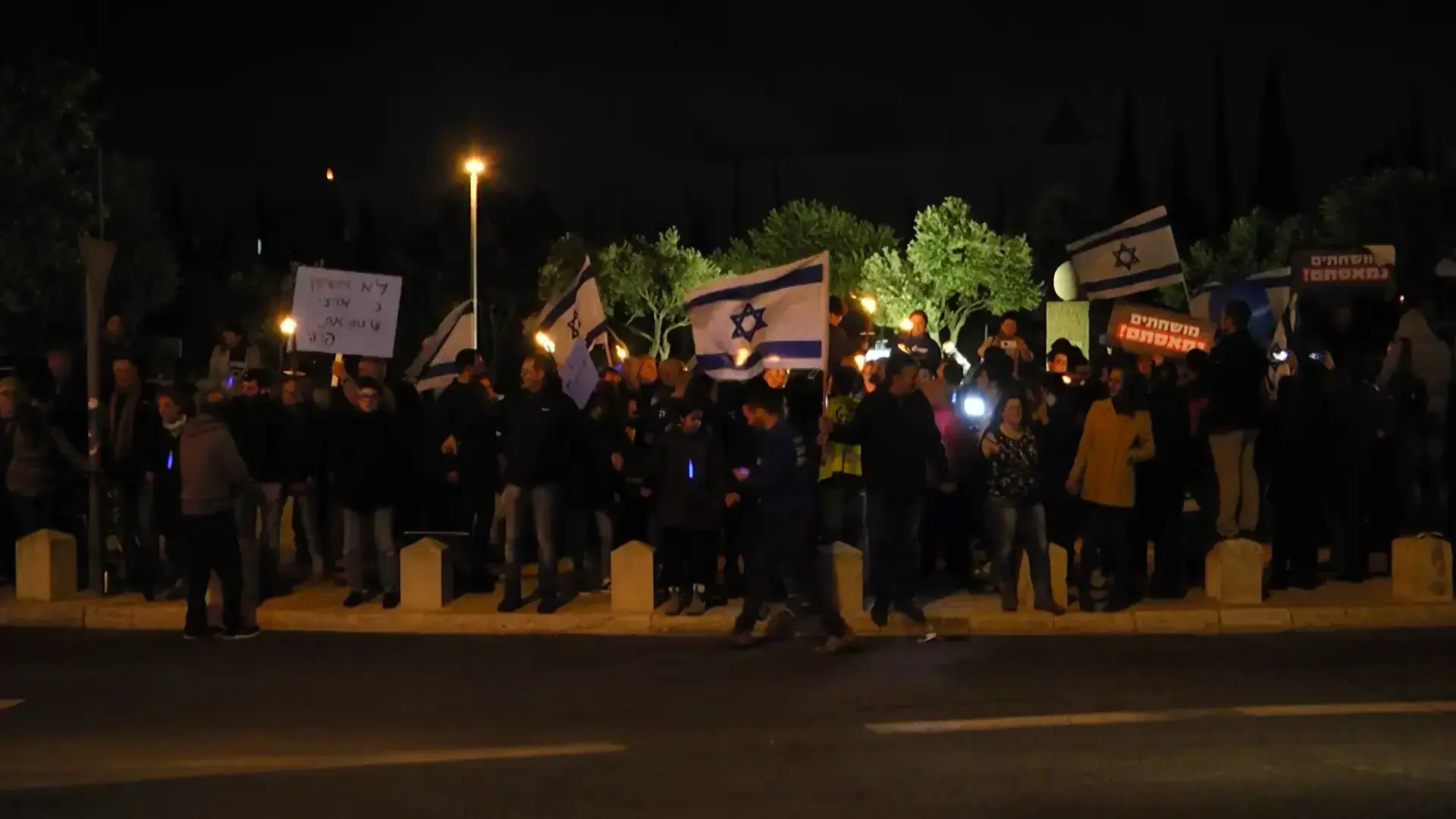 מאות הפגינו מול בית המשפט העליון: "לא ניתן שיפגעו בבג"ץ"