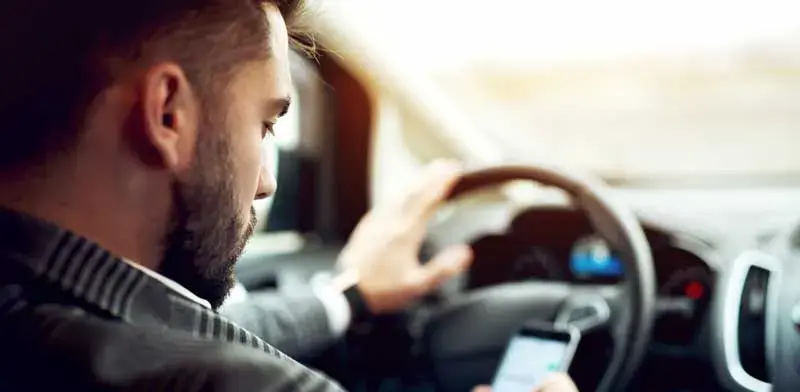 מאחורי ההגה עם תינוק על הברכיים, בקבוק ביד: גבר כבן 30 נעצר באילת