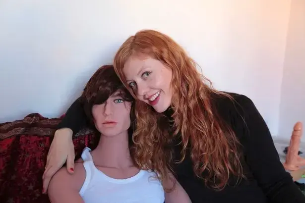 מבקרת צעצועי מין בחנה את בובת המין הגברית "סטיבן" ויצאה מזה עם טראומה