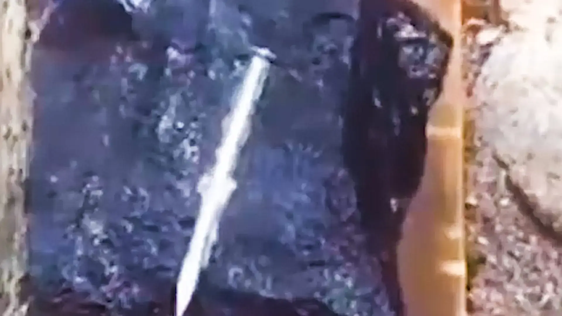 האמת מאחורי האבן המסתורית שמסוגלת להמיס מתכות