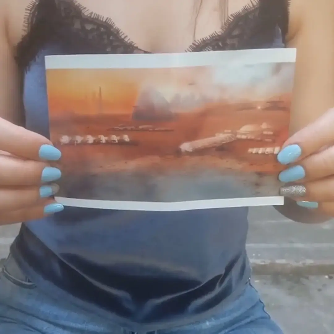 הנוסעת בזמן הזו טוענת שהיתה במאדים - ויש לה תמונה שמוכיחה את זה