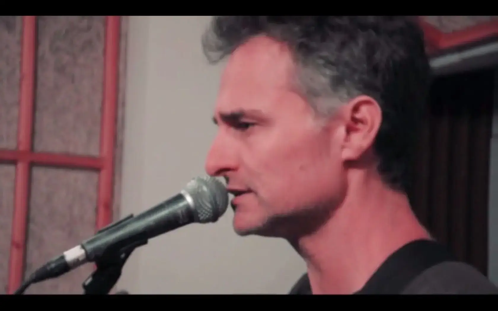 צפו: מאור כהן מבצע את "לא נדע" בחדר החזרות