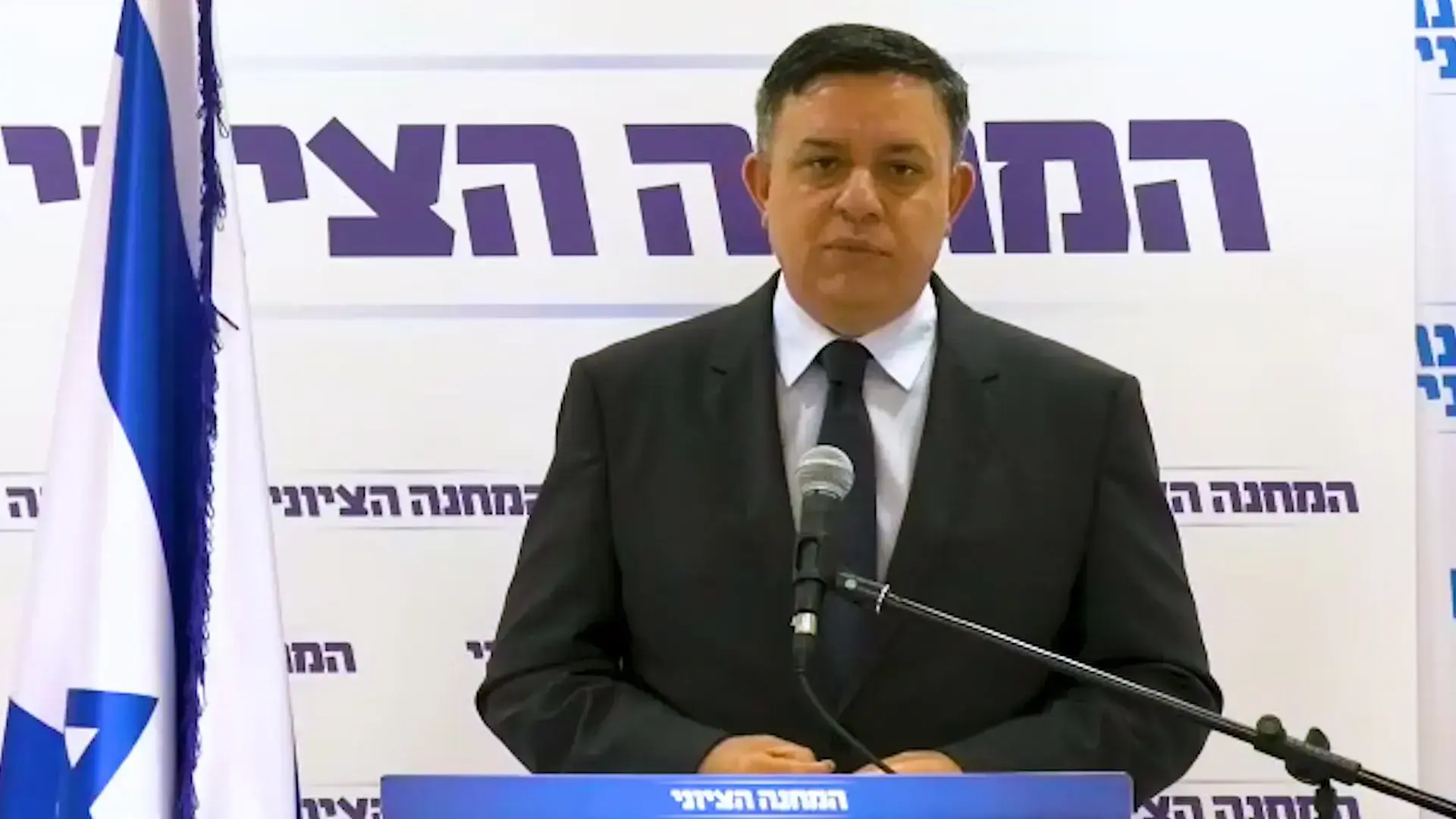 גבאי מגבה במפתיע את כחלון: "משבח את התנגדותו לפסקת ההתגברות"
