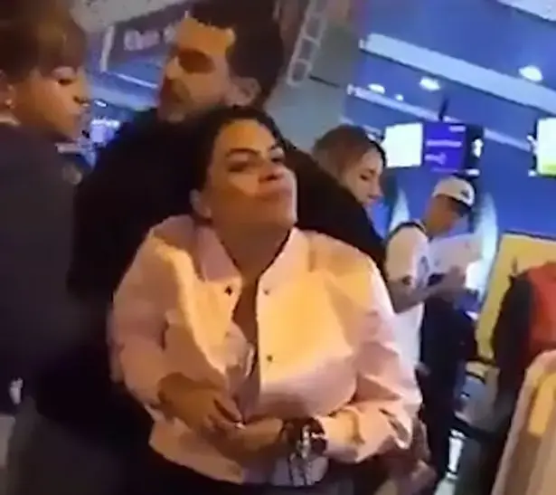 מול כולם: תראו איך הגיבה האישה שתפסה את בעלה עם המאהבת
