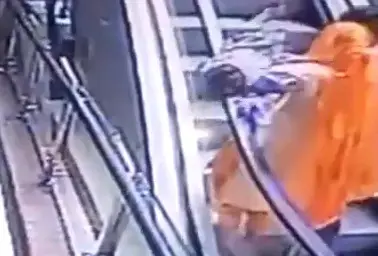 קשה לצפייה: האמא עשתה סלפי, התינוקת נפלה במדרגות הנעות ומתה