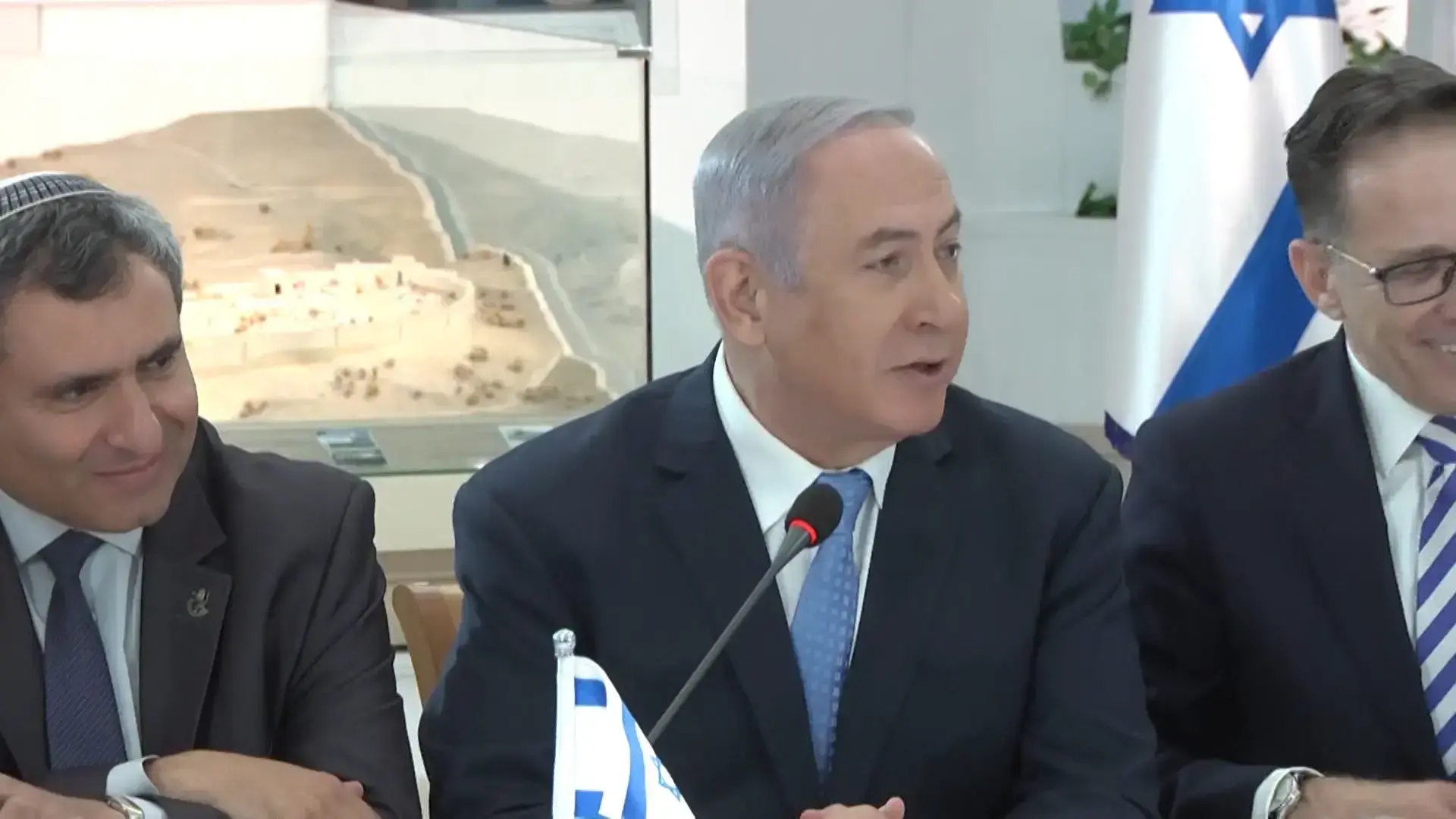 על כיסא הכבוד בשגרירות: הג'ינג'י שנתן מכת מחץ לאיראן